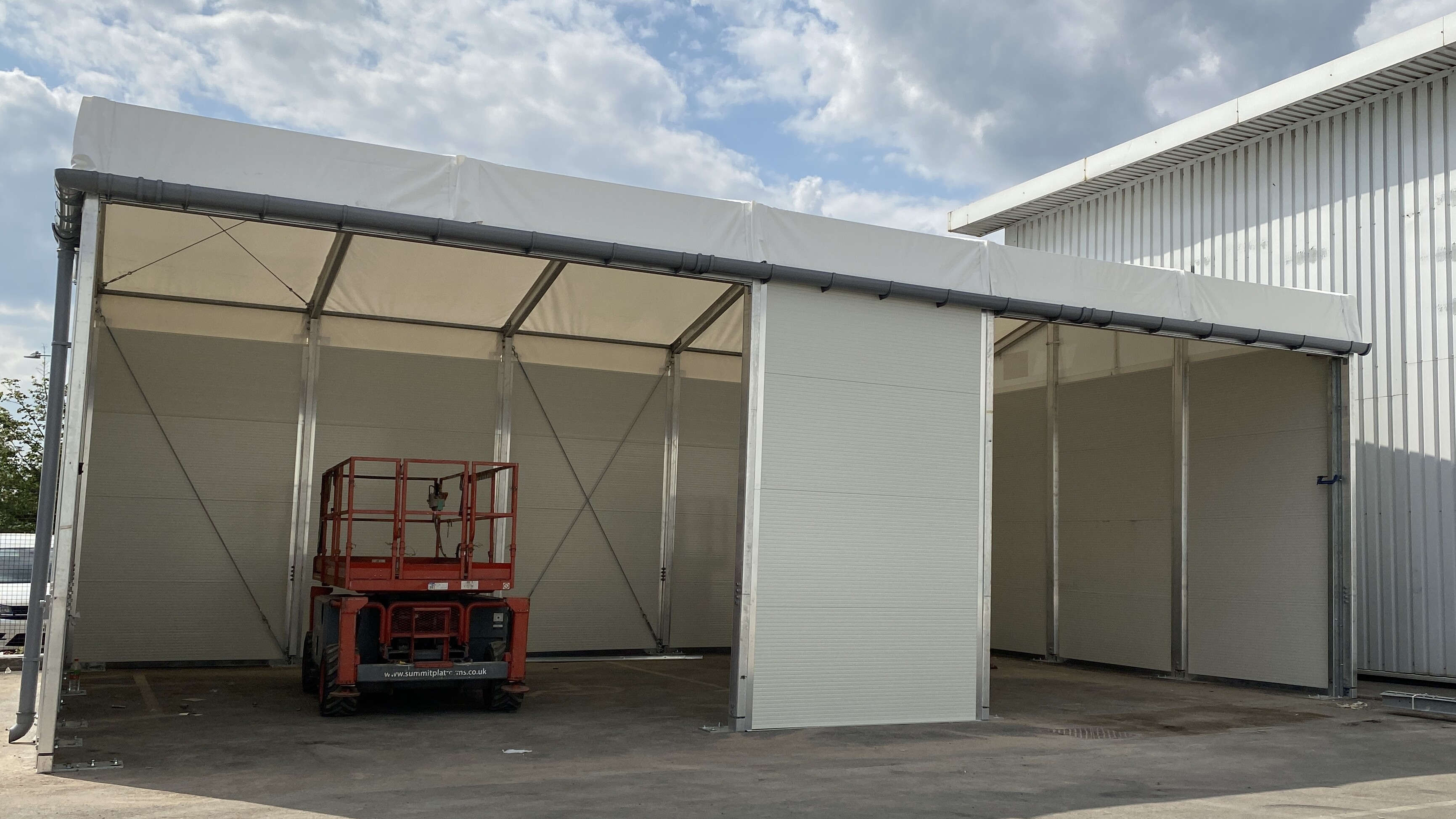 Double valeting bay
