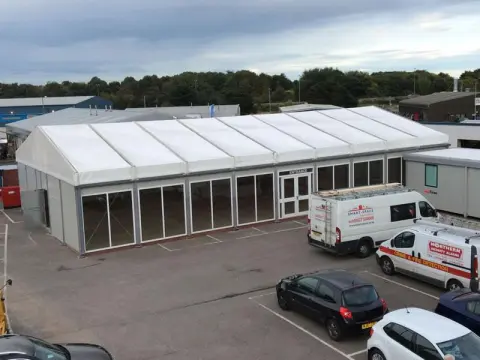 temporary car showroom tphaw 07