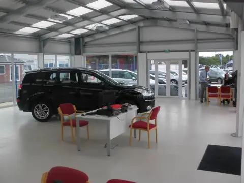 dealership showroom sthy 04