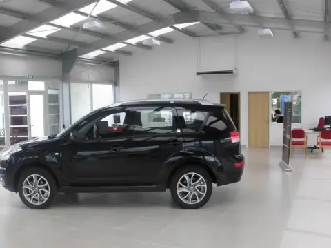 dealership showroom sthy 05