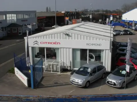 dealership showroom sthy 09